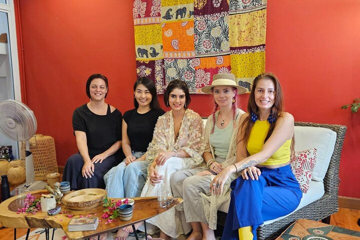 un gruppo di donne sedute in una stanza