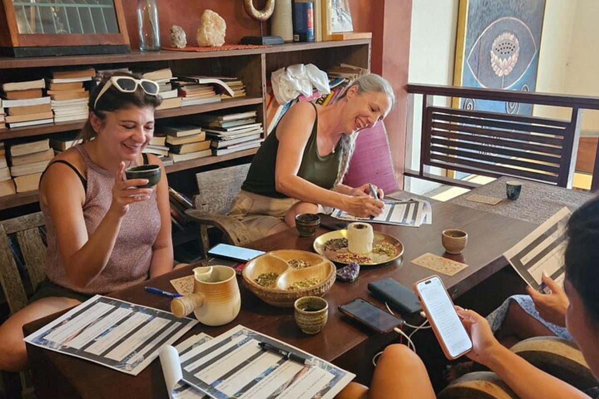 un gruppo di donne sedute attorno a un tavolo che usano i loro cellulari