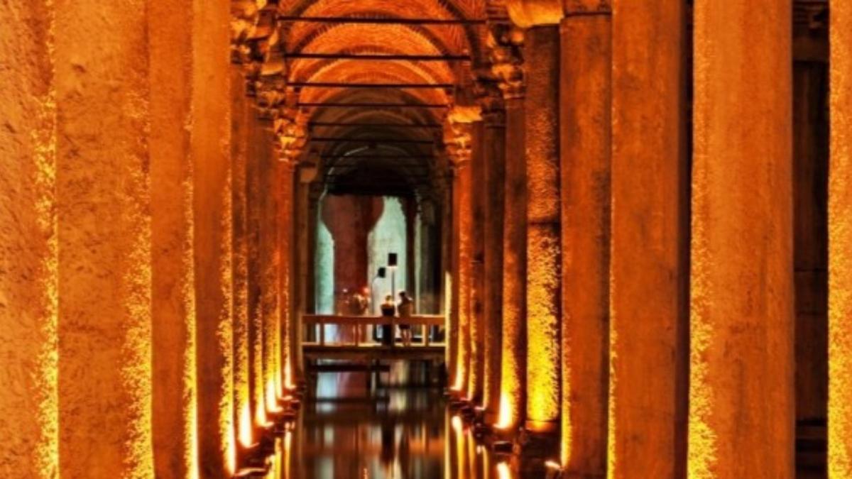 光影在拱門上舞動，在迷人的水下靜止中