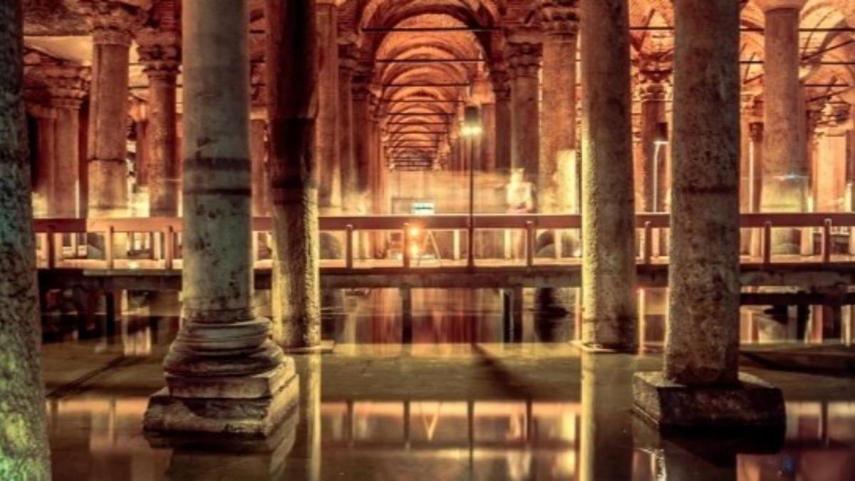 신비로운 베일 아래 기둥들이 솟아오르는 장관을 감상하세요.