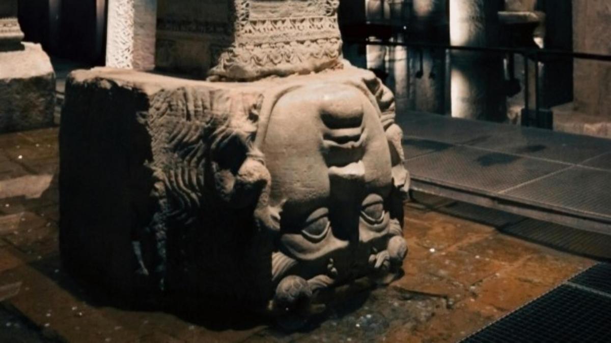 고요한 침묵 속에서 고대 석조물과 빛나는 반영이 만나는 곳에서 그림자가 일렁입니다.