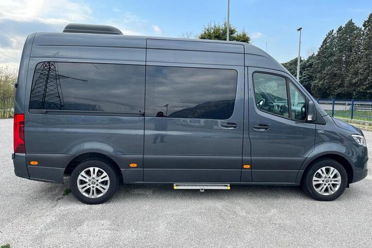 一辆灰色货车停在停车场