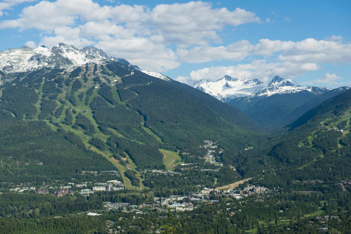 una vista aerea di una valle con montagne innevate