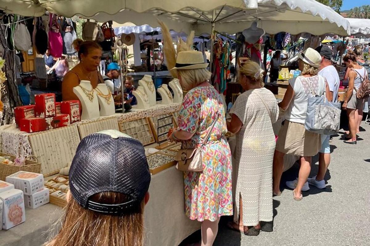 un gruppo di donne in piedi davanti a un mercato