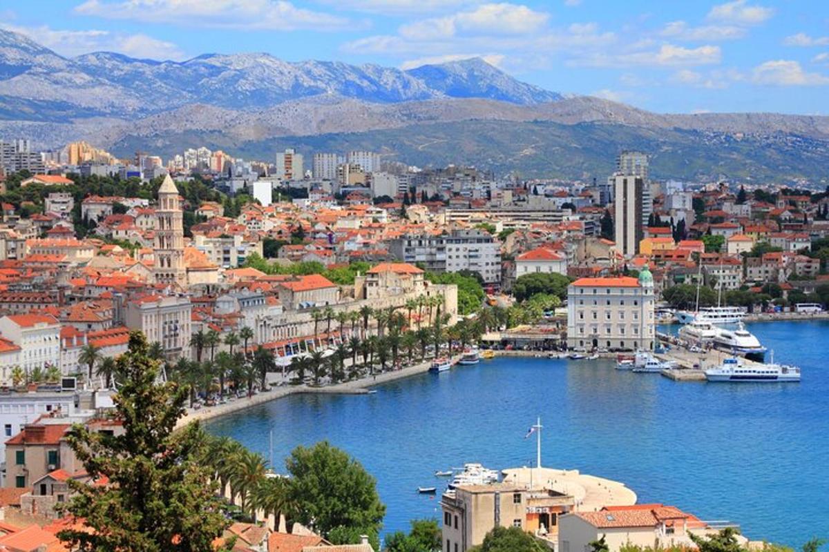 Una vista de una ciudad con un río y edificios.