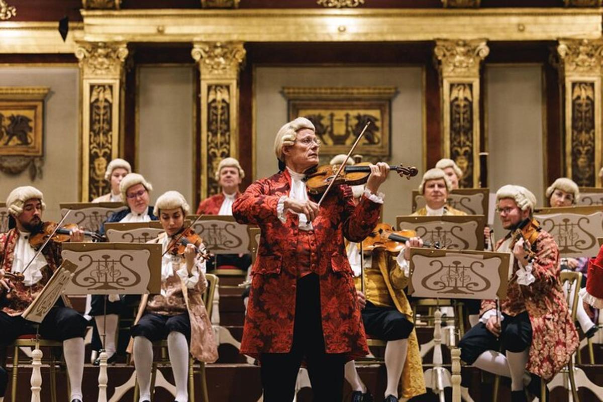 uma mulher tocando violino em frente a uma orquestra