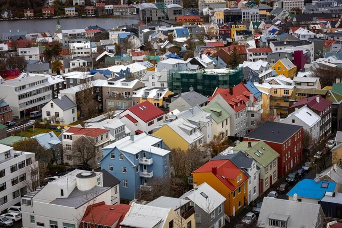 o vedere aeriană a unui oraș cu clădiri colorate