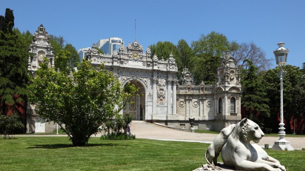 a statue of a horse in front of a building
