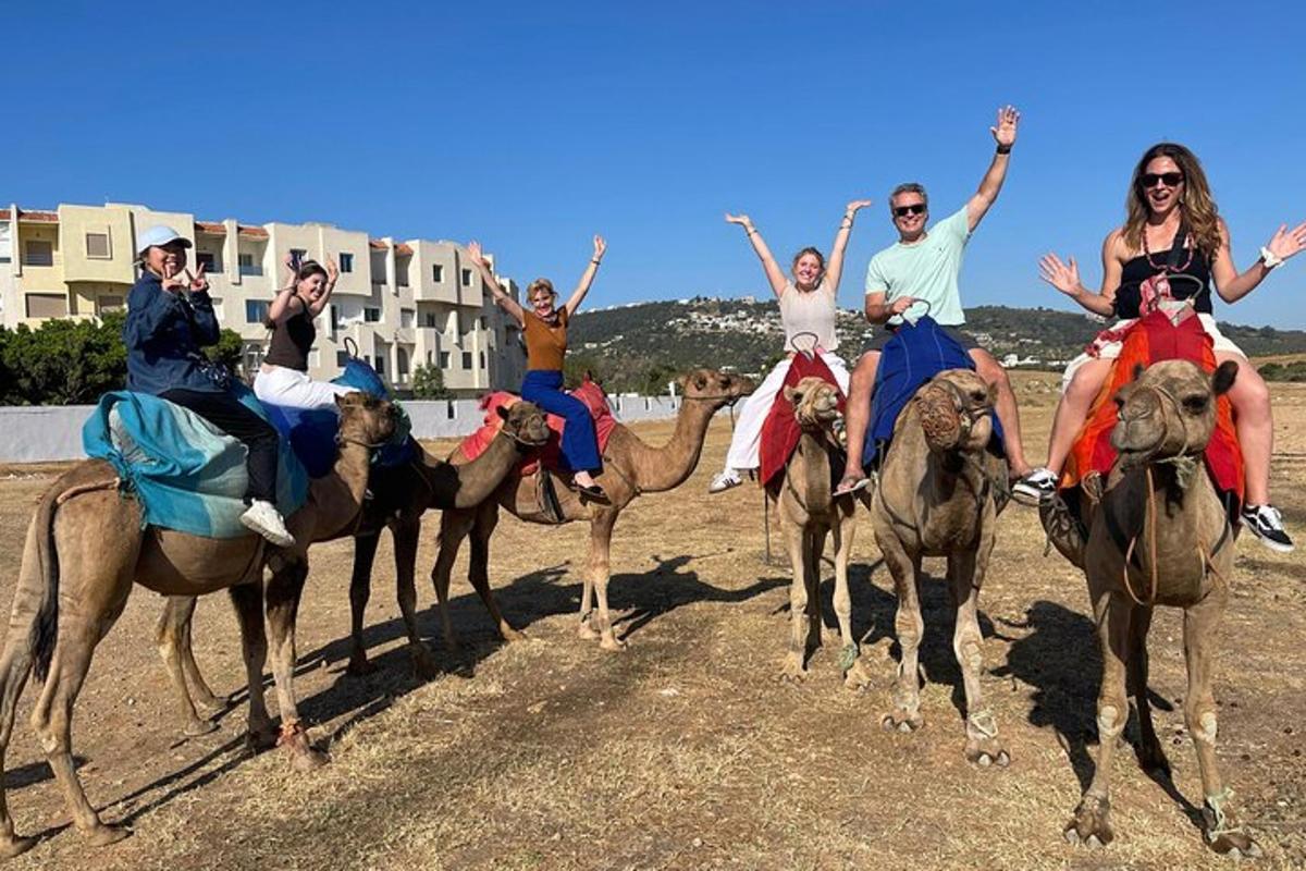 un gruppo di persone a cavallo sui dorso dei cammelli
