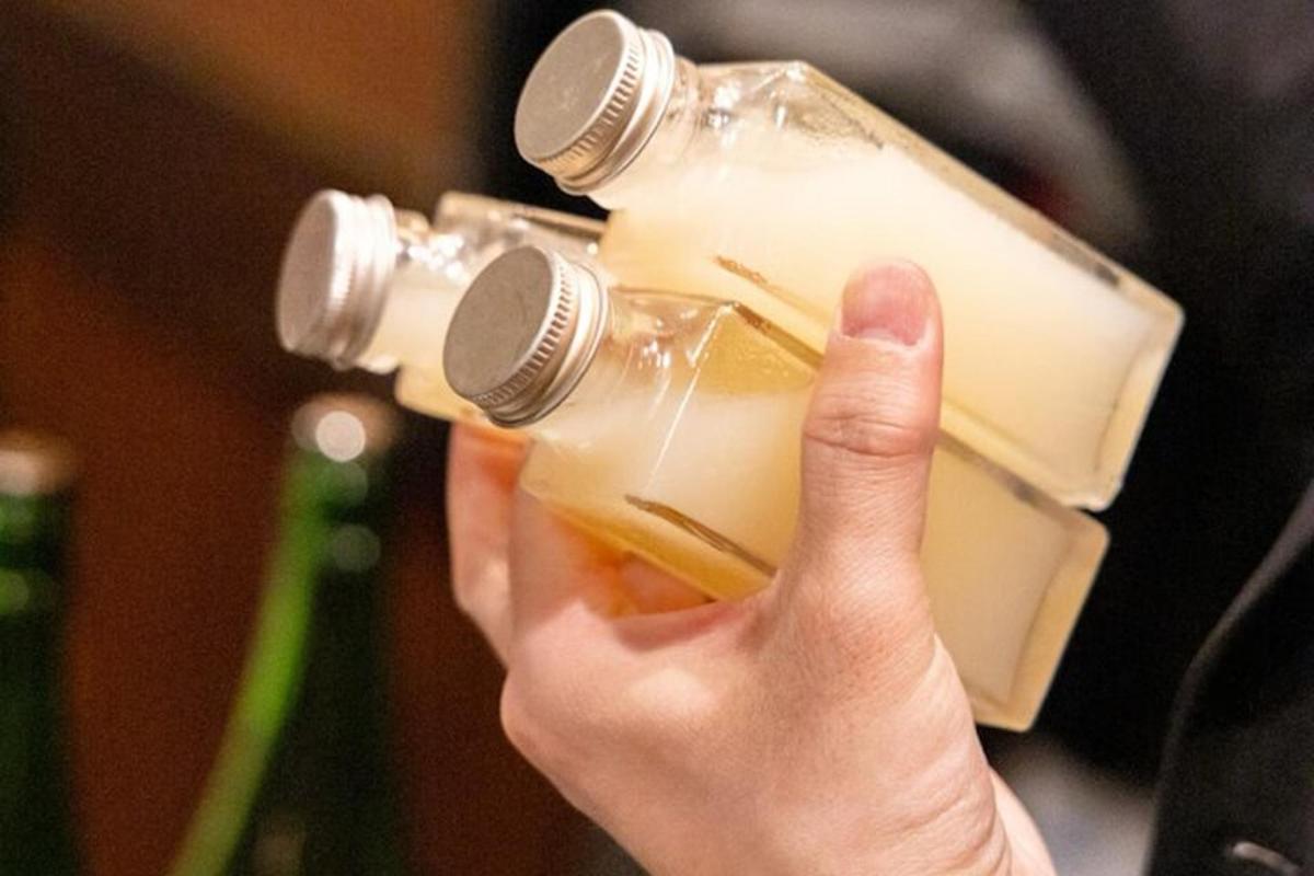 isang taong may hawak na bote ng alak