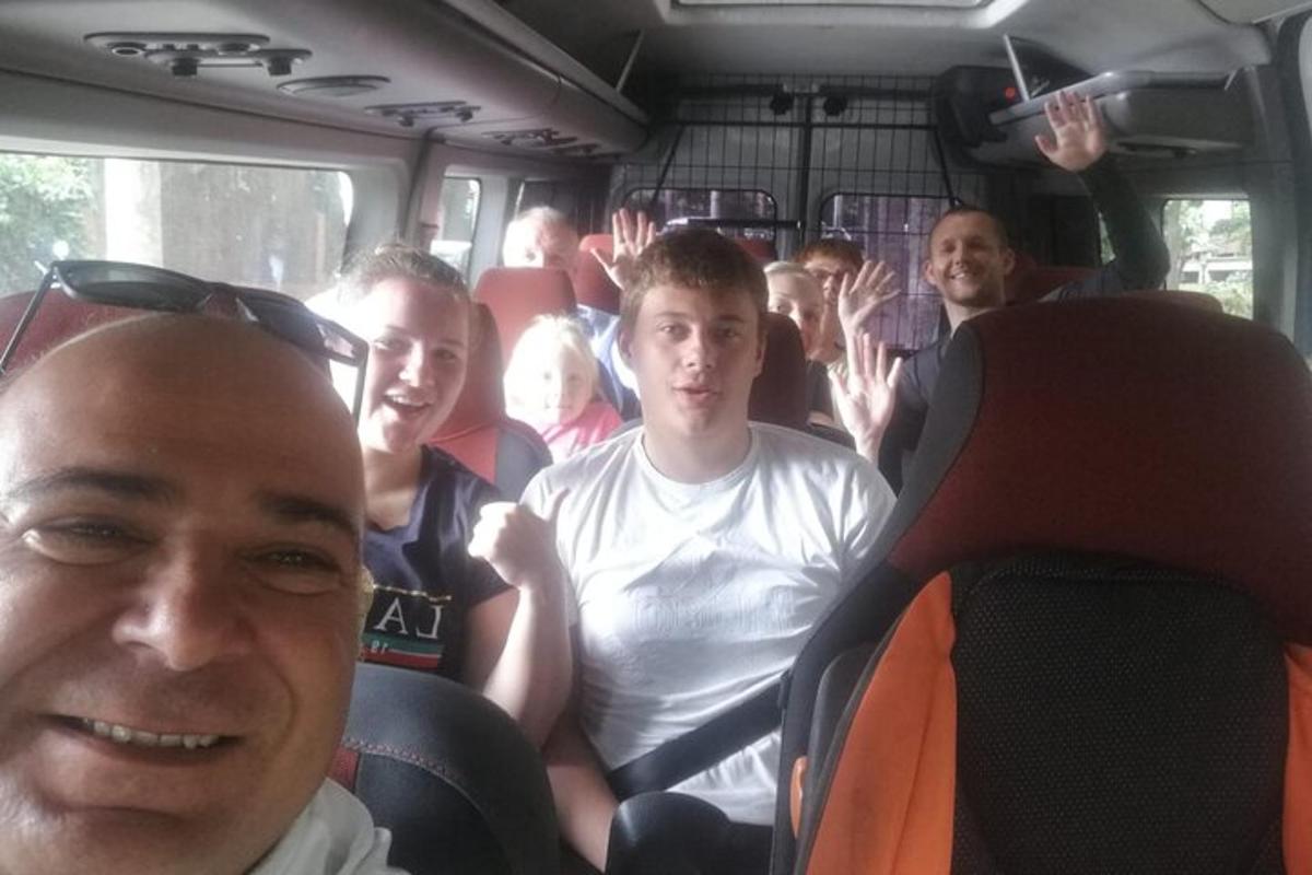 eine Gruppe von Männern, die in einem Bus sitzen