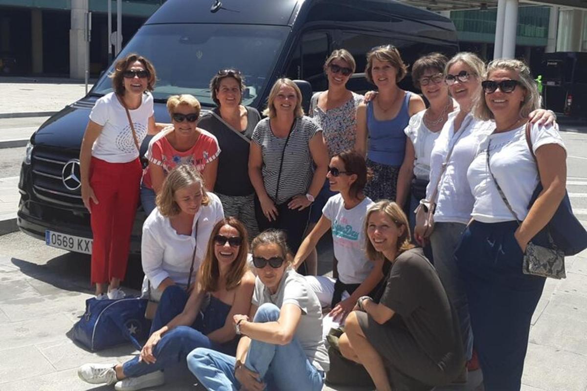 eine Gruppe von Frauen posiert vor einem Lieferwagen
