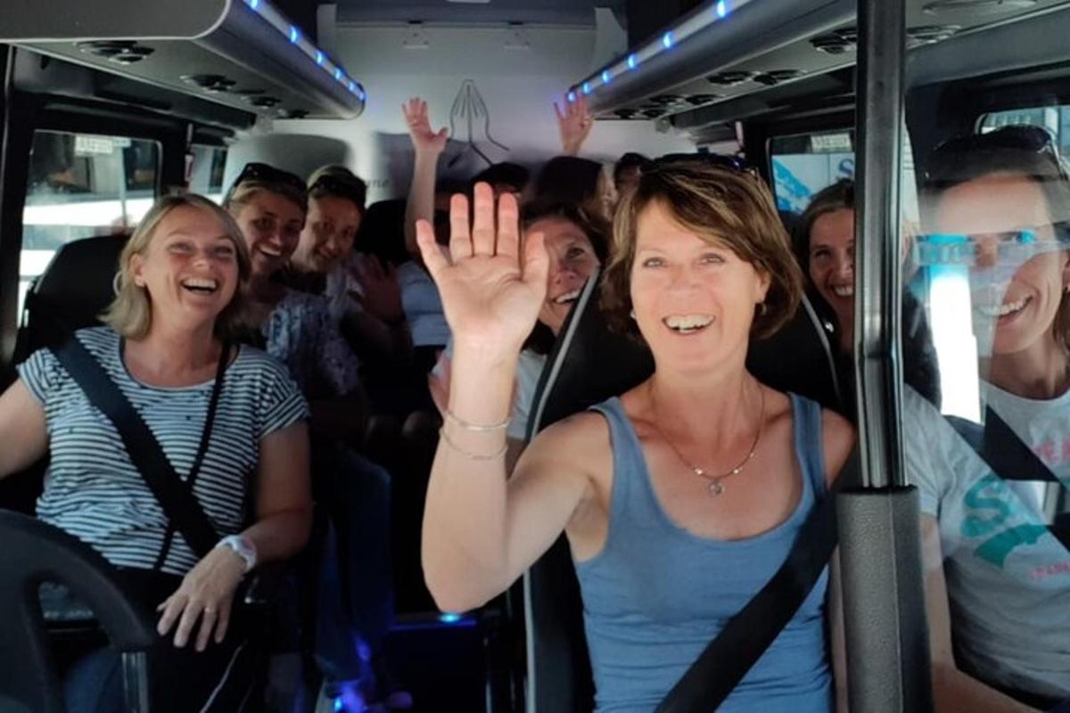 un grup de persones que viatgen en autobús