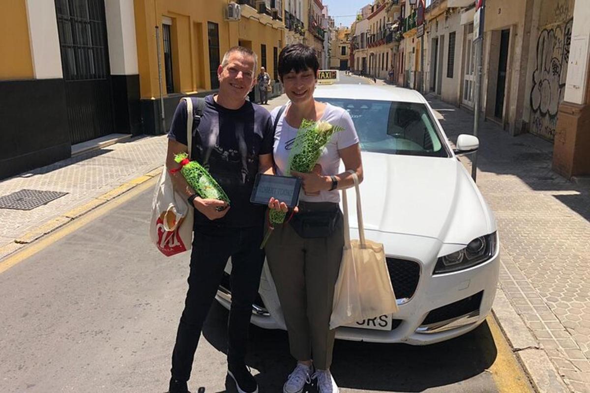 muž a žena stojící vedle bílého auta