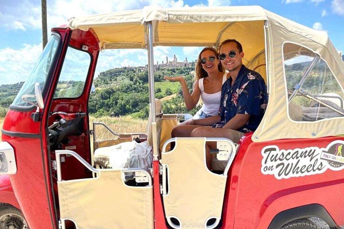 moški in ženska, ki se vozita v golfskem vozičku