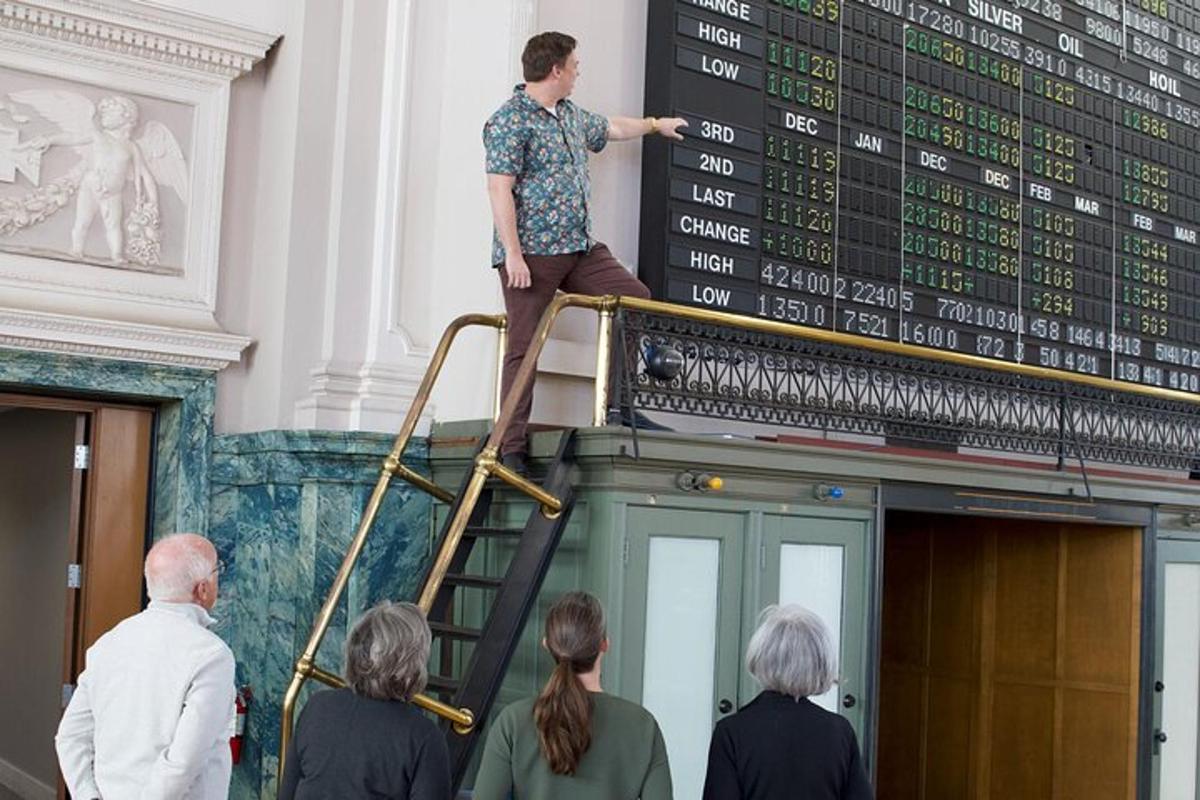 un uomo in piedi su una scala in cima a un cartello