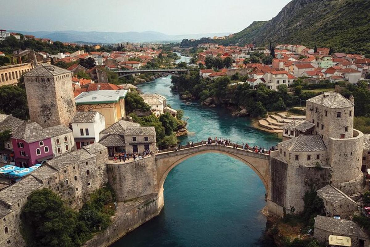 un gruppo di persone che attraversa un ponte su un fiume