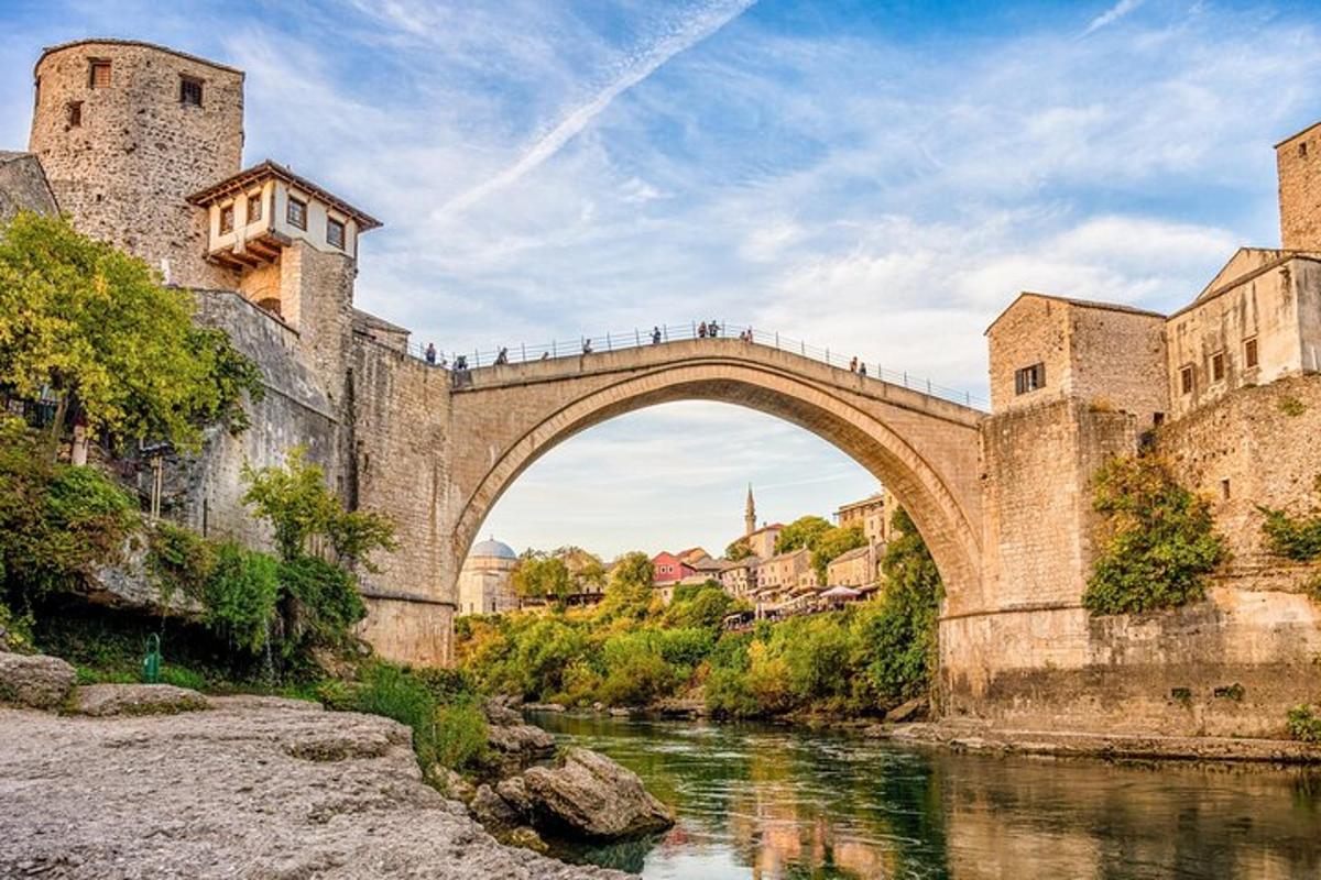 un vecchio ponte sopra un fiume in una città