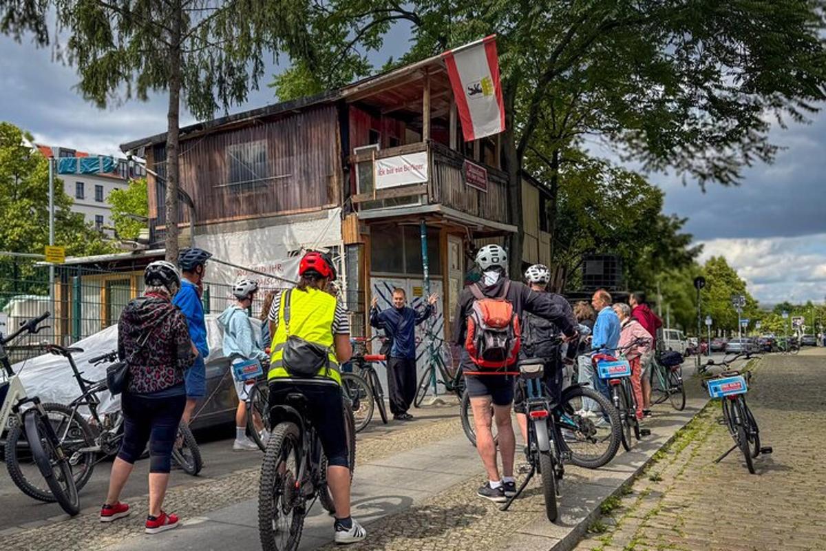 un gruppo di persone in bicicletta su un marciapiede