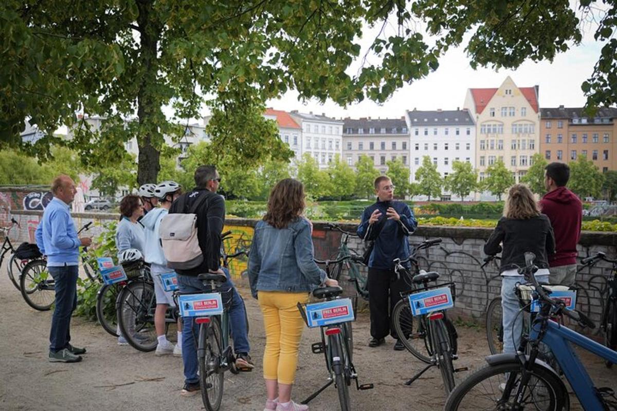 un gruppo di persone in piedi con le loro biciclette