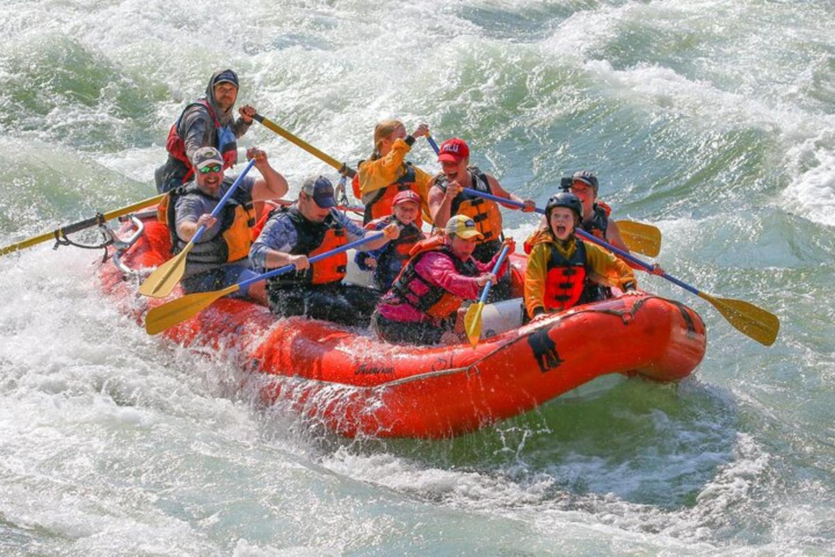un grupo de personas en una balsa en el agua