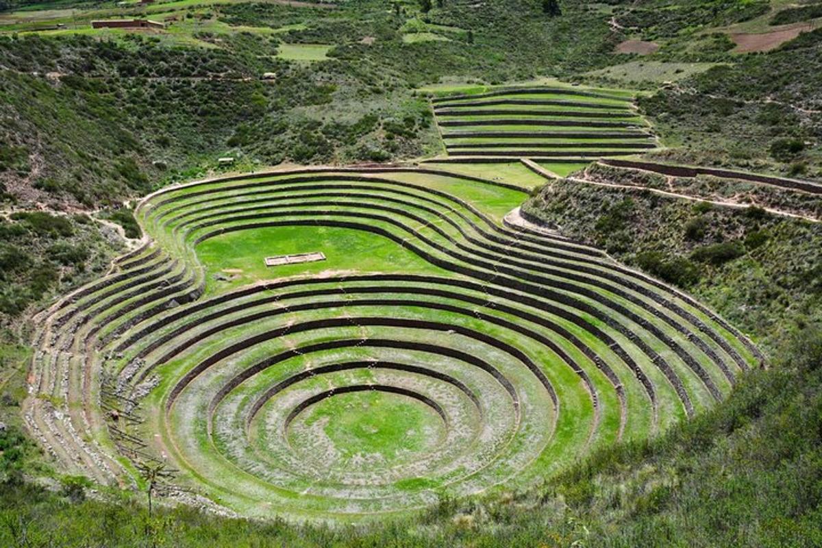 un anfiteatro sulle colline con erba e gradini