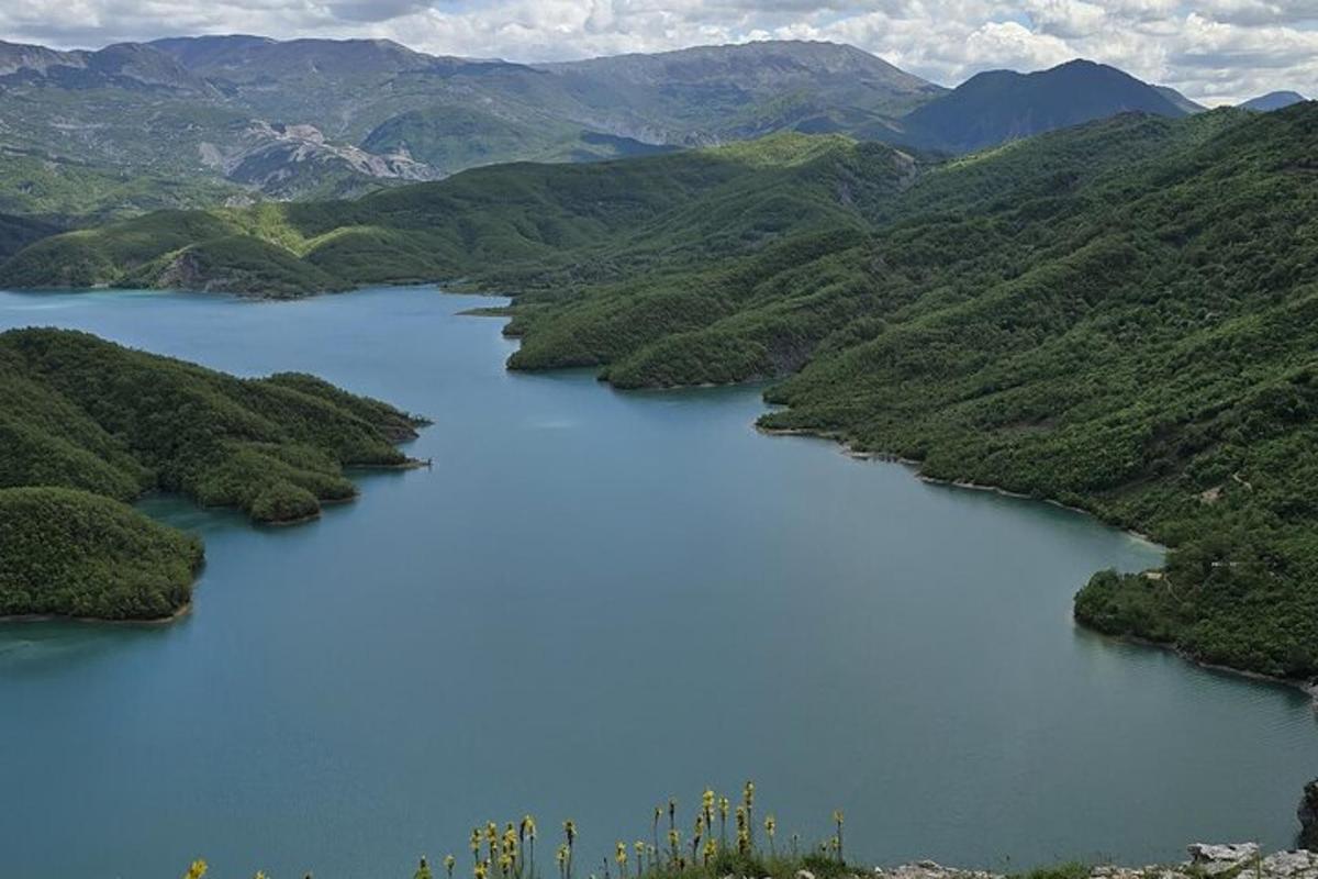 pohled na modré jezero v horách