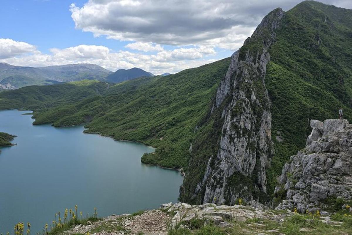 pohled na horu s vodní plochou