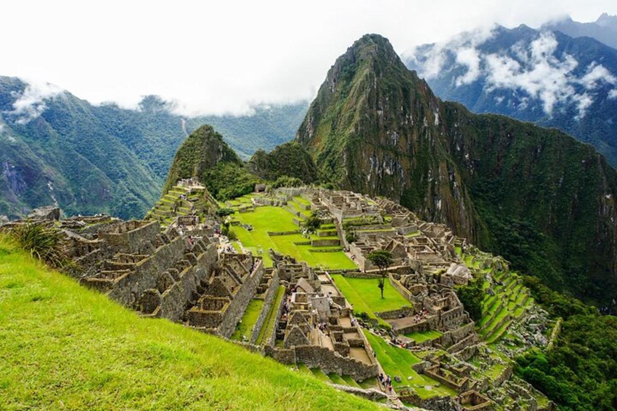kilátás a Machu Picchu romjaira egy hegyen