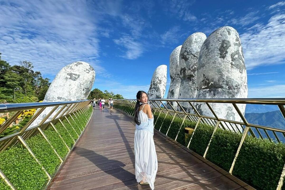seorang wanita berdiri di laluan pejalan kaki di hadapan patung