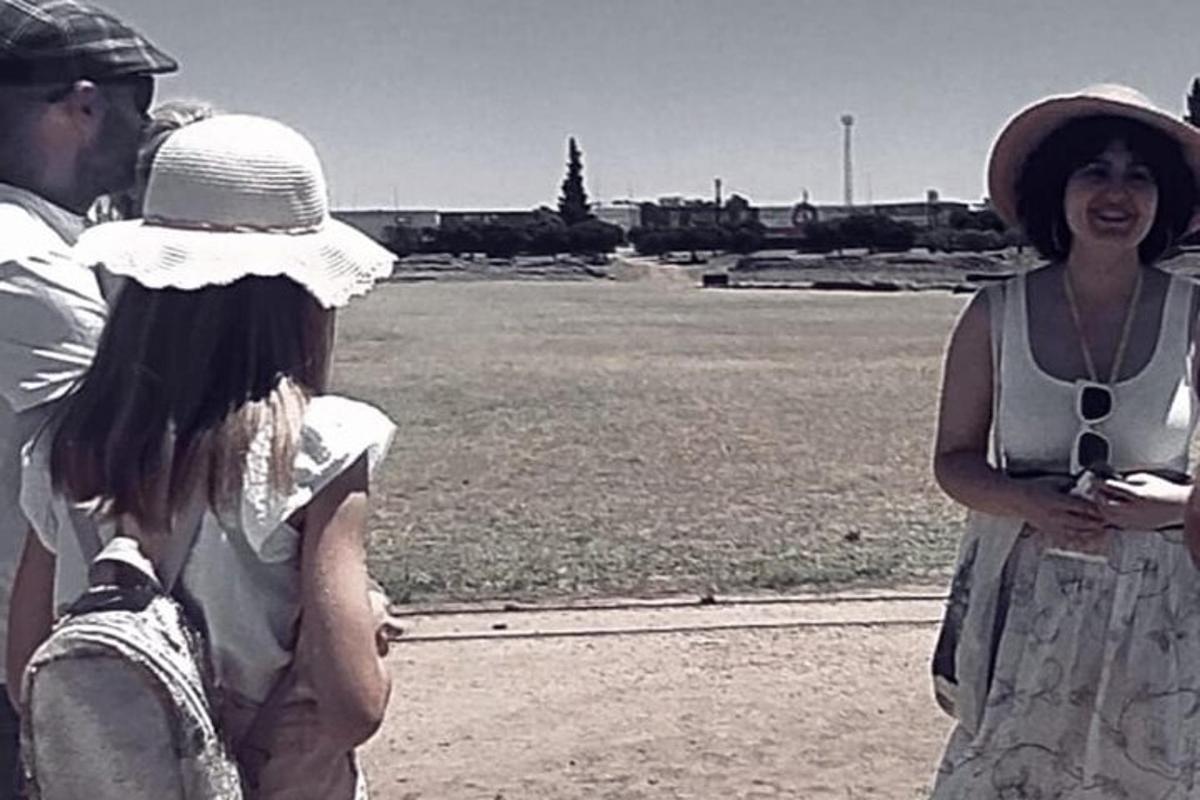 一名男子和一名女子站在田野旁