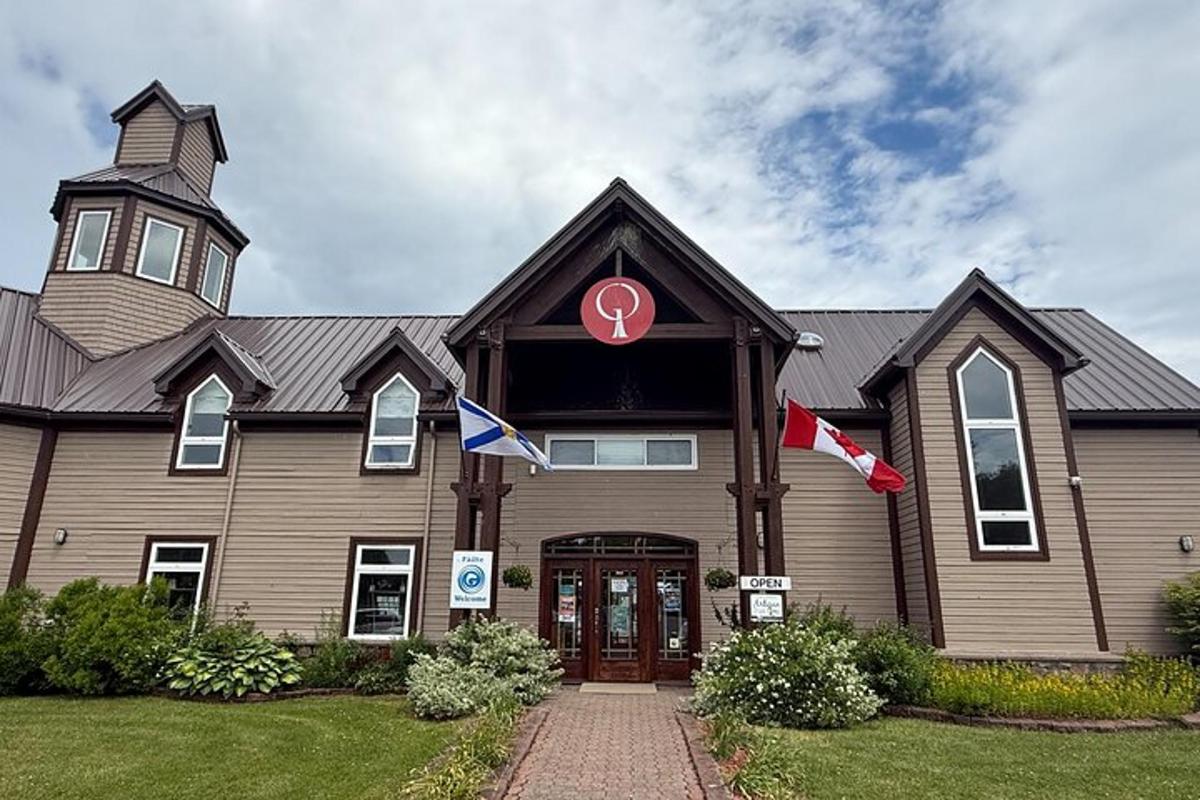 正面有十字架的教堂