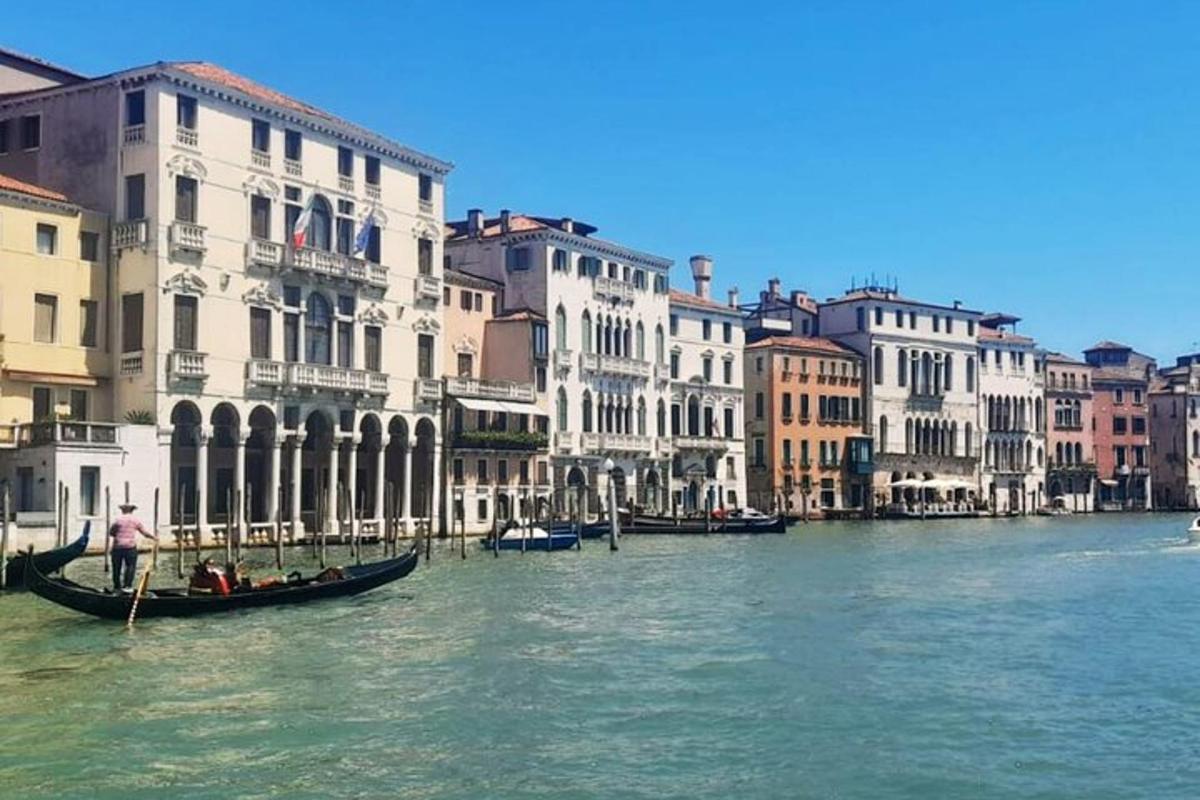 sekumpulan gondola dalam terusan dengan bangunan