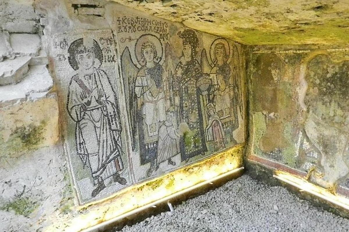 mosaiikeilla koristeltu seinä rakennuksen kyljessä