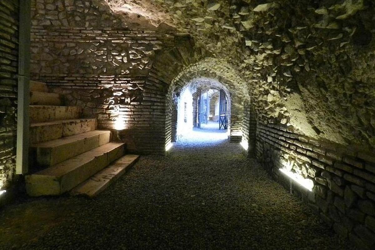 tiilistä tehty tunneli, jossa on holvikäytävä rakennuksessa