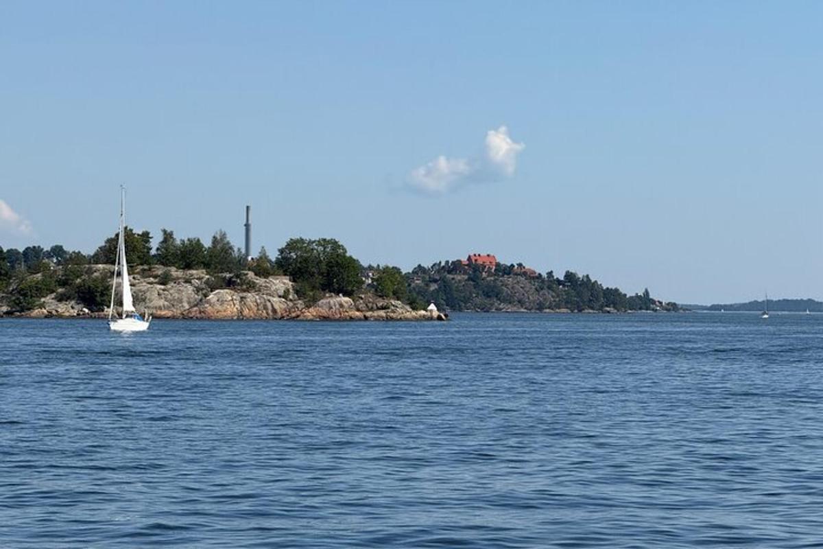 plachetnice uprostřed velké vodní plochy
