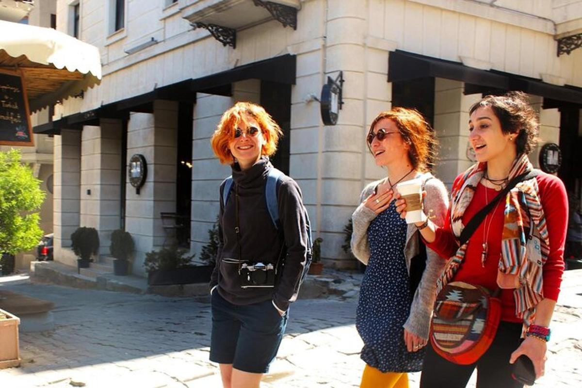 kolm naist seisavad hoone ees