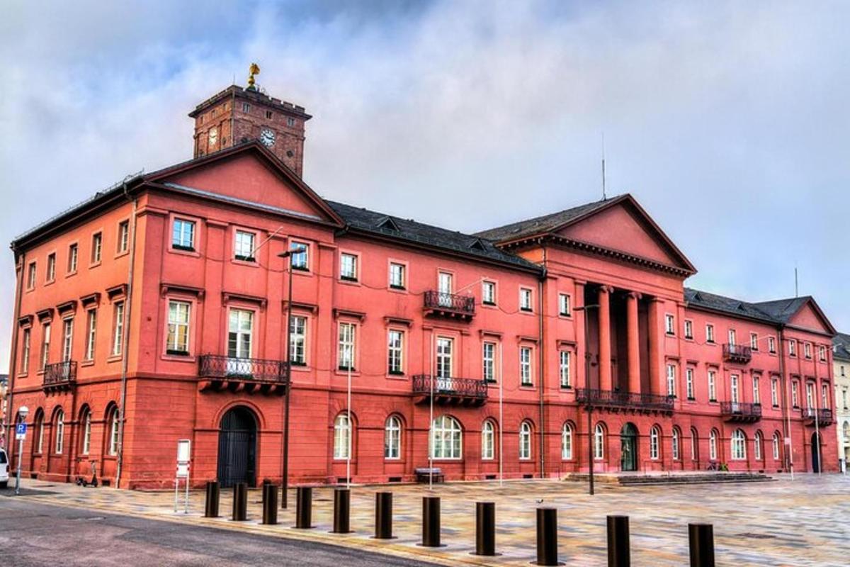 velká budova z červených cihel s věží na vrcholu