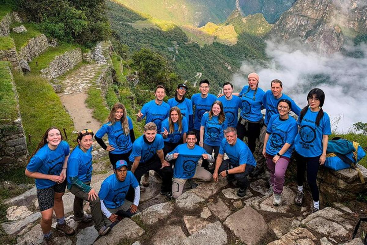 un gruppo di persone in posa per una foto su una montagna