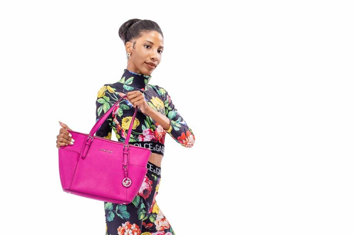 eine junge Frau mit einer rosa Handtasche