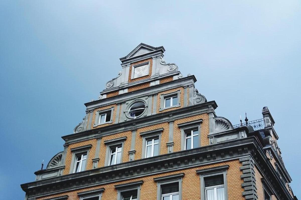 vysoká budova s hodinovou věží na vrcholu