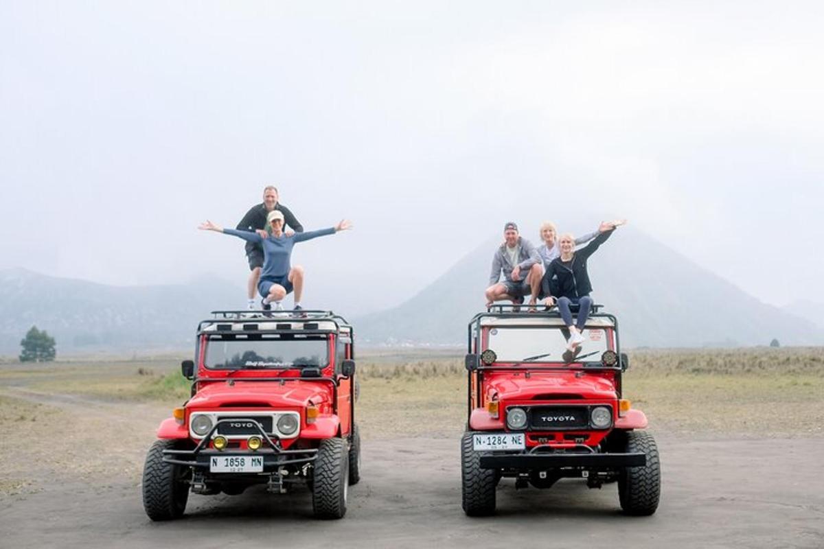 un gruppo di persone sedute sui tetti di due jeepney