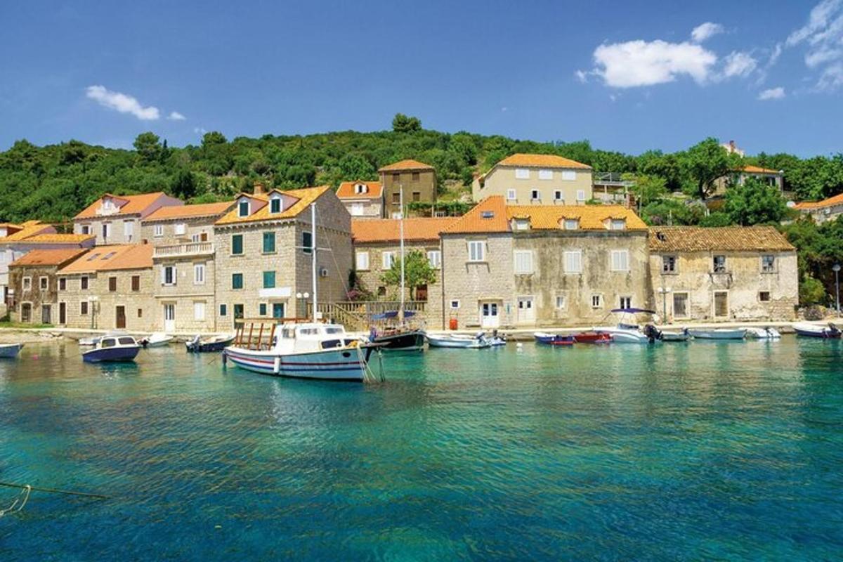 un gruppo di barche in uno specchio d'acqua con edifici