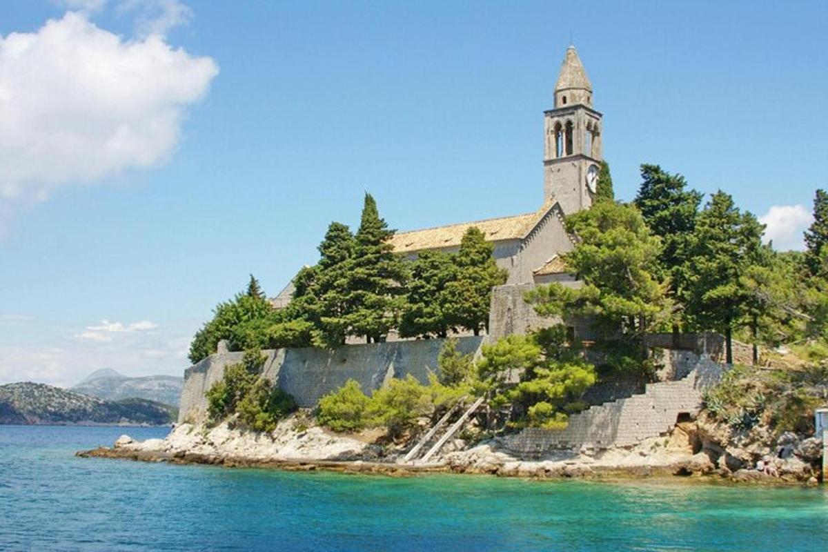 una vecchia chiesa su un'isola nell'acqua