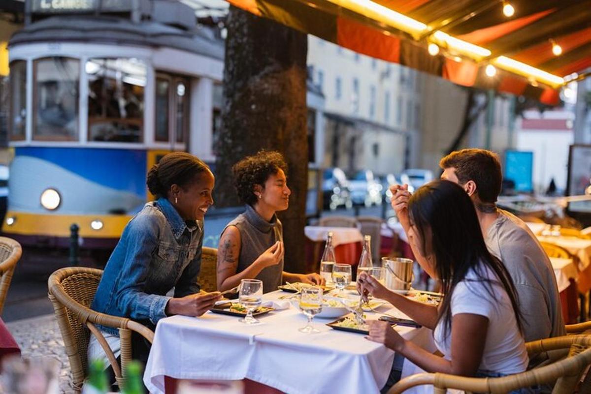 skupina lidí sedících u stolu v restauraci