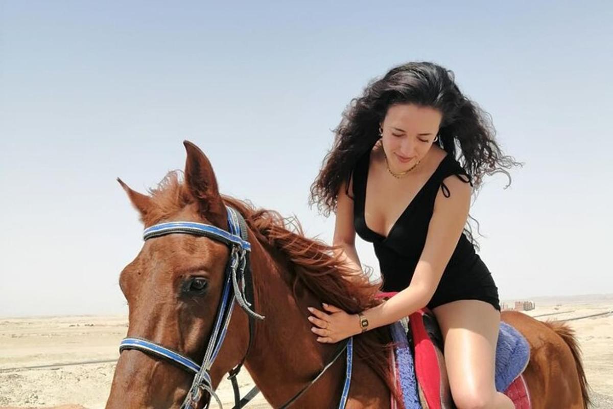 una donna a cavallo sulla spiaggia