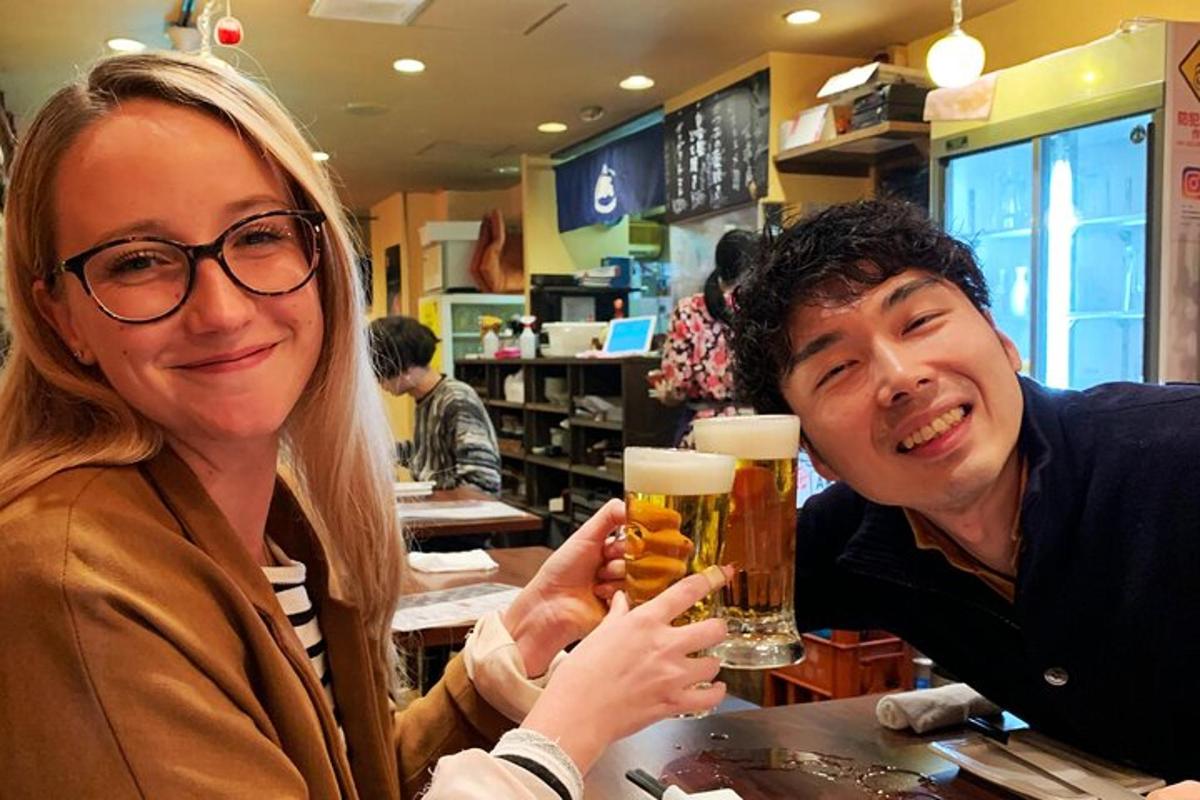 un uomo e una donna che tengono in mano un bicchiere di birra
