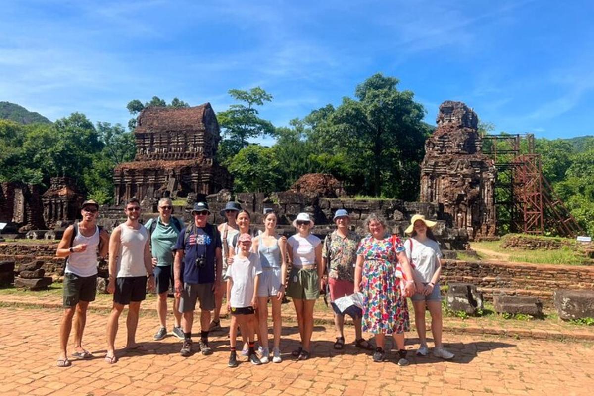 um grupo de pessoas em pé em frente a um templo