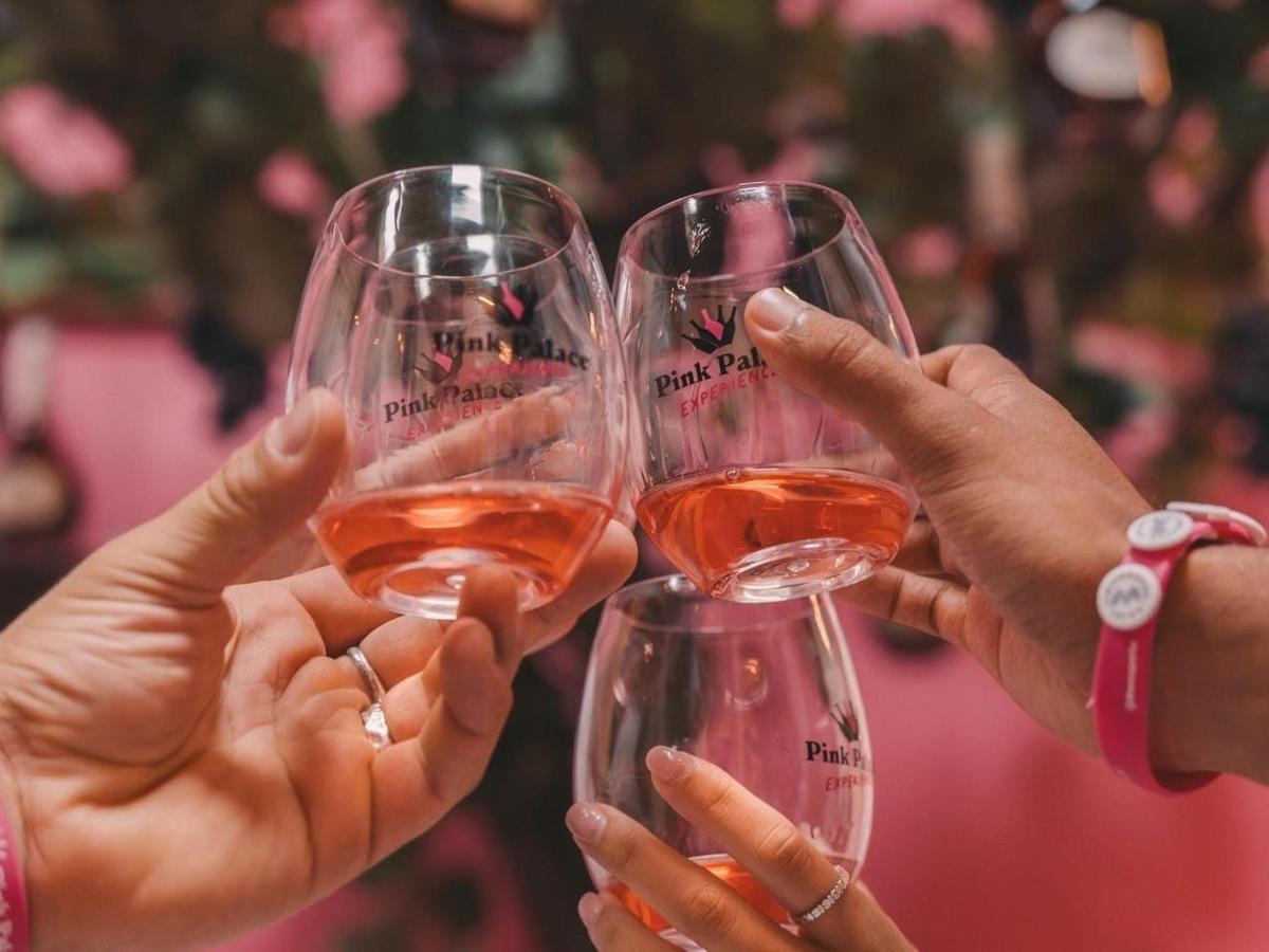 un gruppo di persone che sorreggono bicchieri di vino