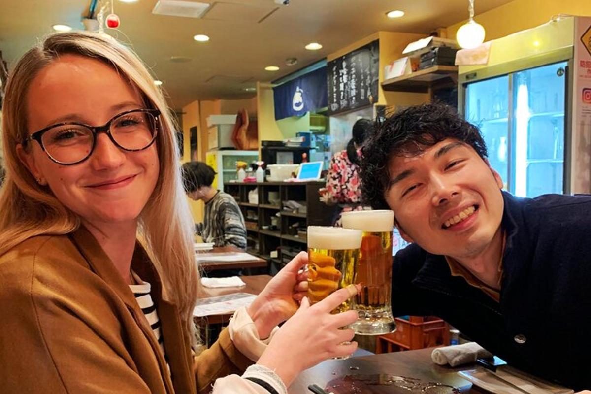 um homem e uma mulher segurando um copo de cerveja